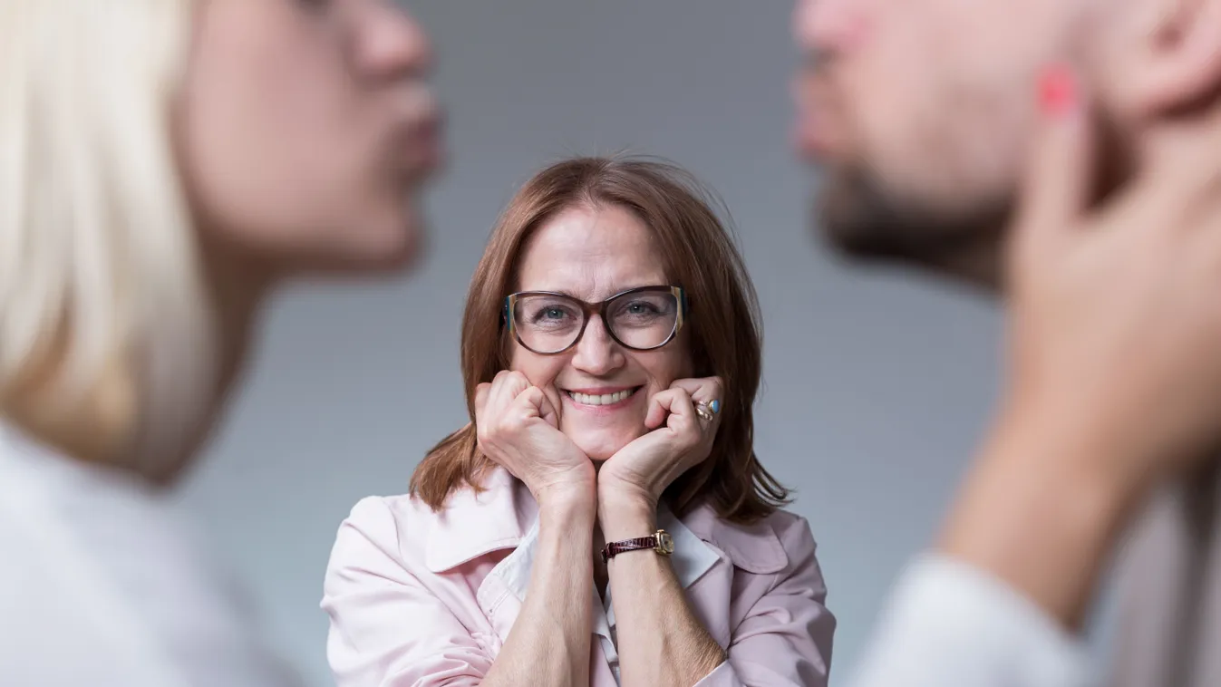 A horoszkóp szerint tökéletes anyós, aki örül a gyermeke boldogságának.