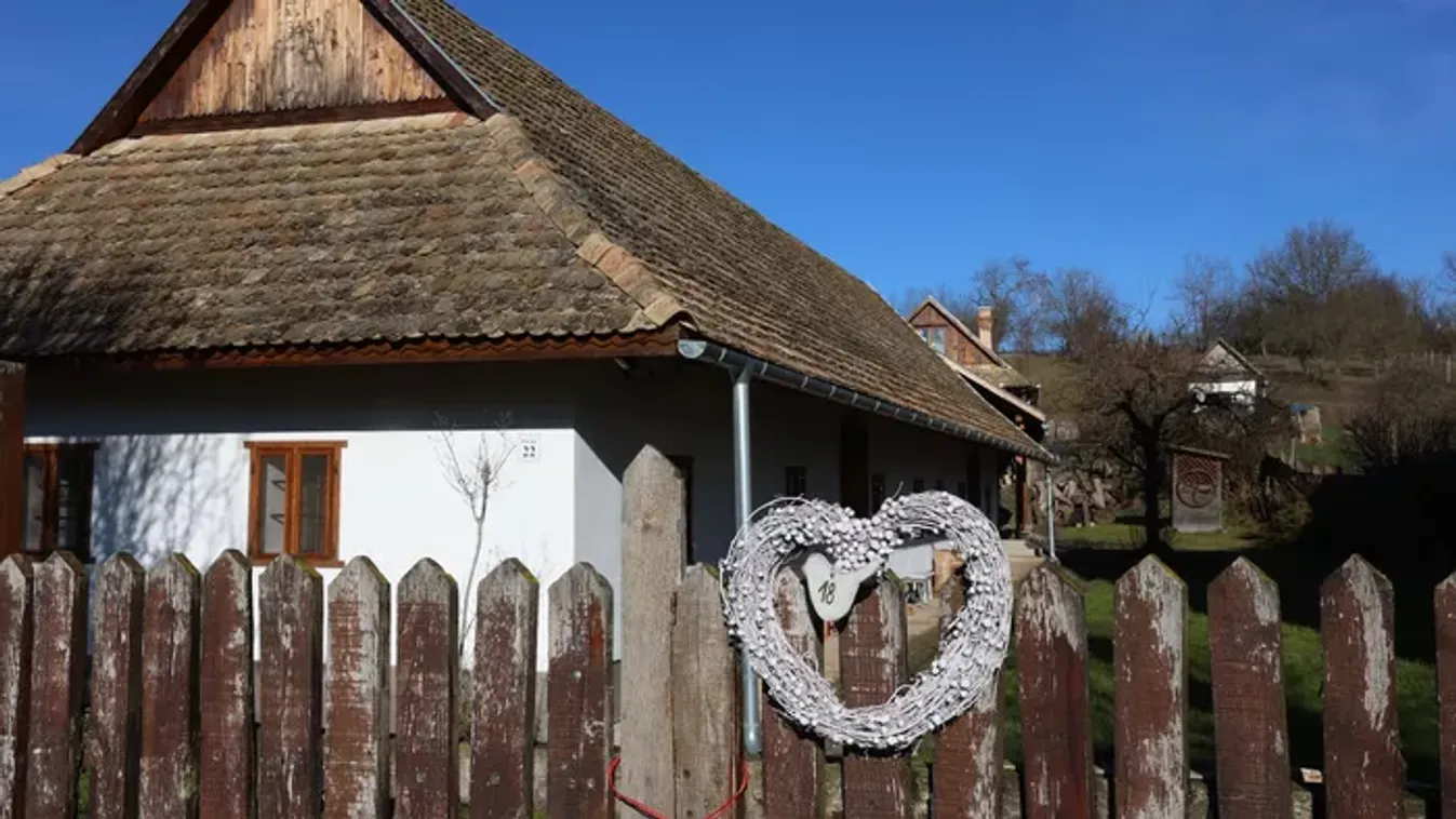 Élő adventi kalendáriummá változik a Nógrád vármegyei falu: 24 napon át más-más kapura kerül fel dísz