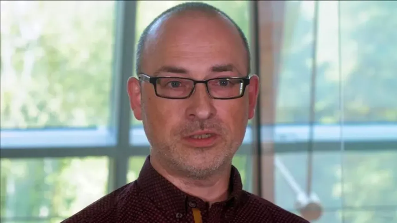 Felháborító: Tóta W. Árpád szerint egy nő azért visel szemüveget, hogy ne tűnjön hülyének