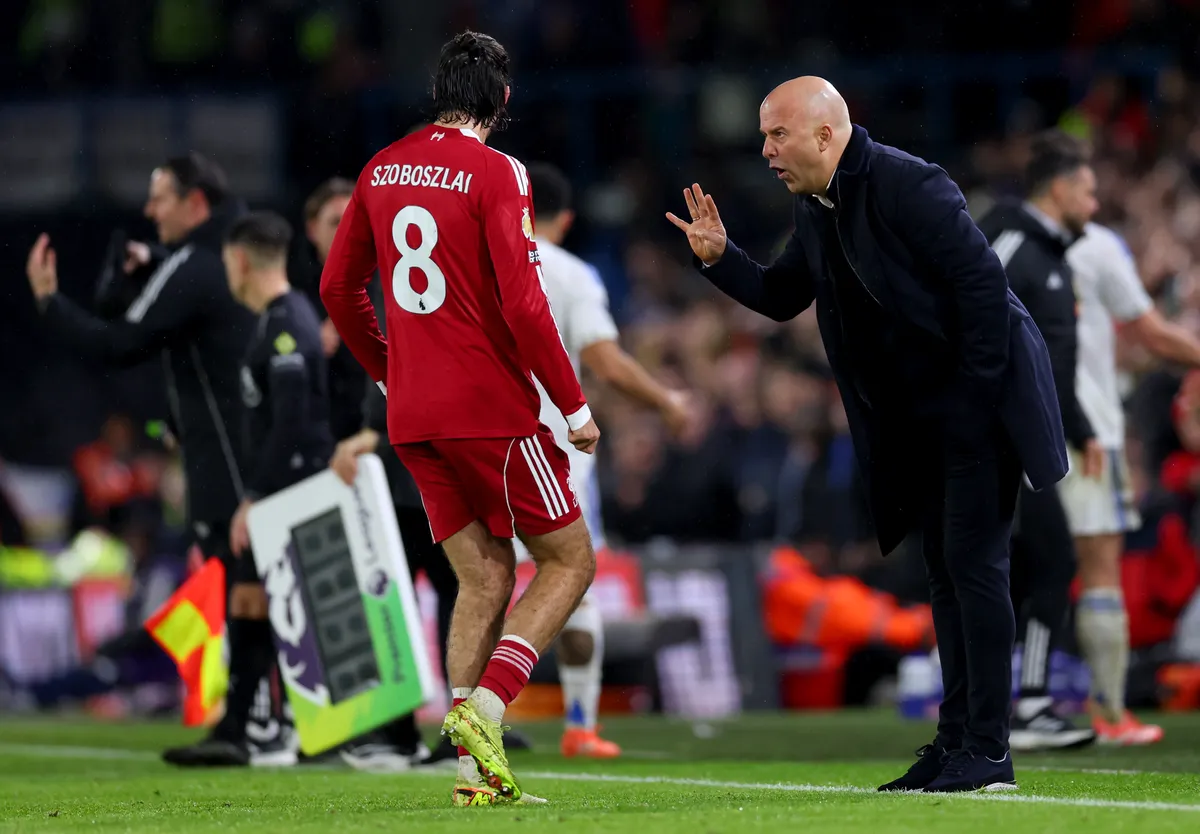 Arne Slot (jobbra) könnyen lehet, hogy a Leeds ellen ült utoljára a Liverpool kispadján