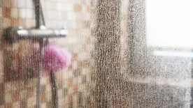 Így szabadulj meg a vízkőtől a fürdőszobában: ez a praktika csodákra képes!