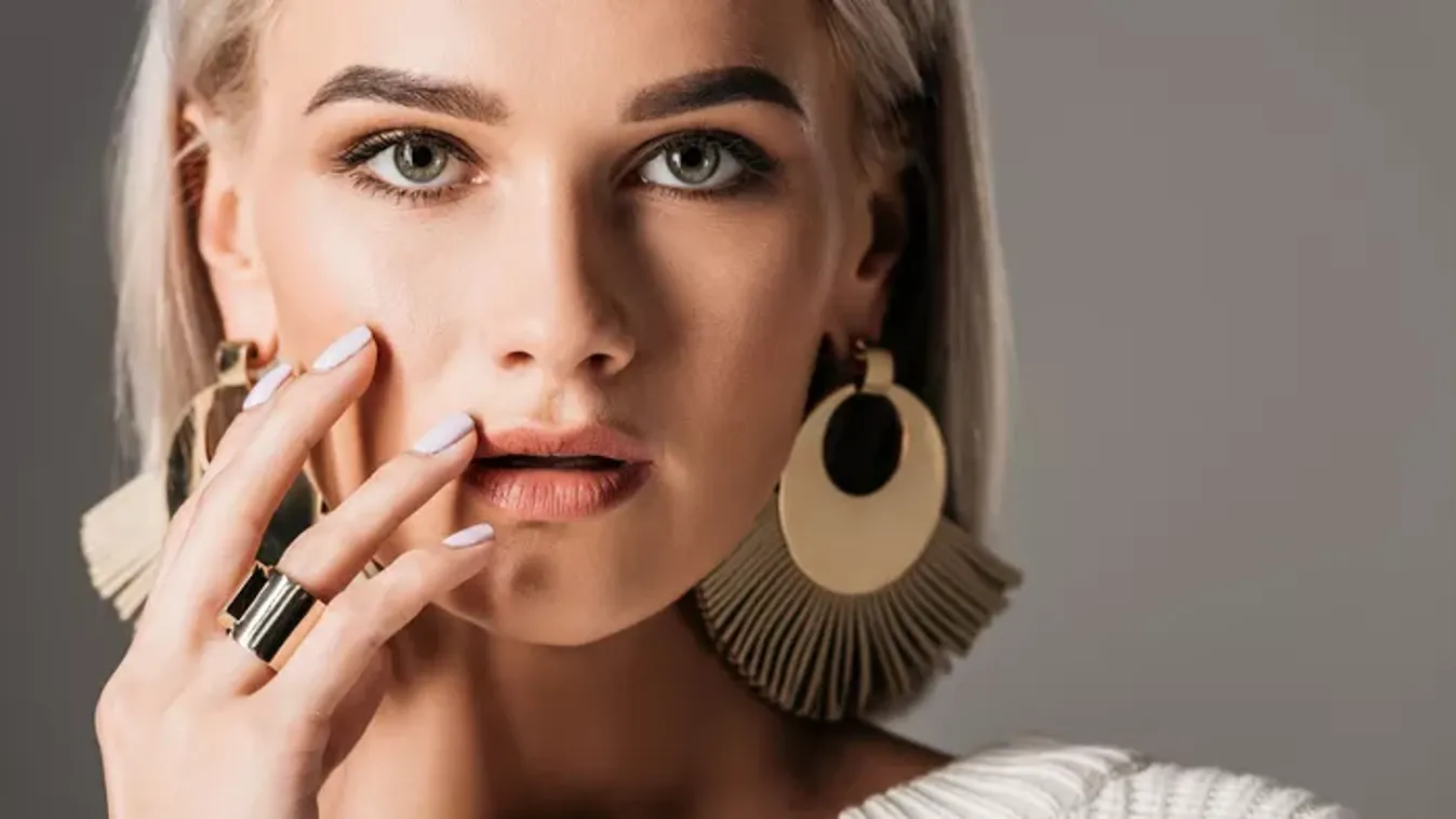 Ez a szezon legdivatosabb ékszere: így viseld stílusosan a nagy fülbevalókat