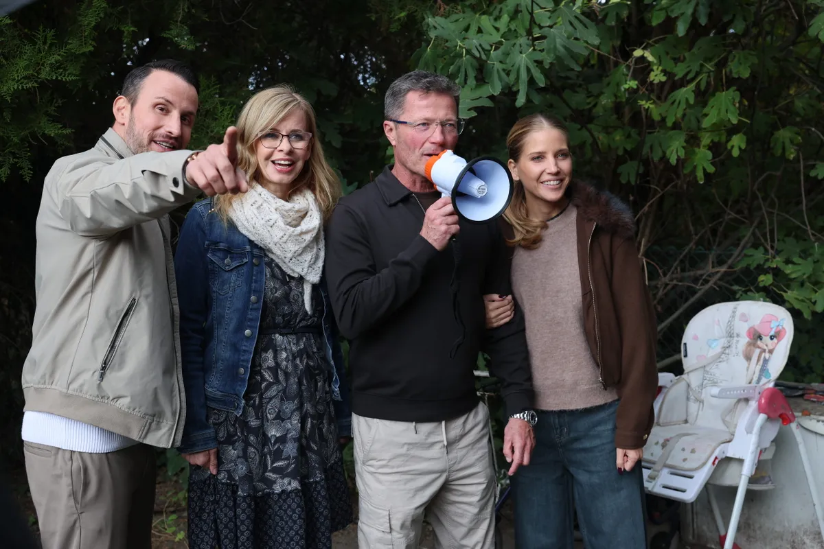 Az Újratervezés csapata épp a jó hírt közli a Bara családdal