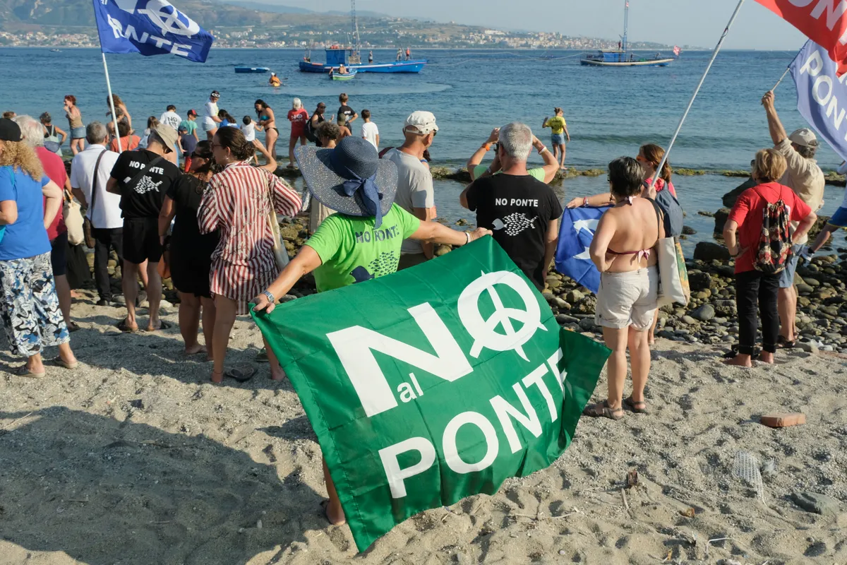 Tüntetők a Messinai-szoros partján, akik a világ leghosszabb függőhídjának megépítése ellen protestálnak.