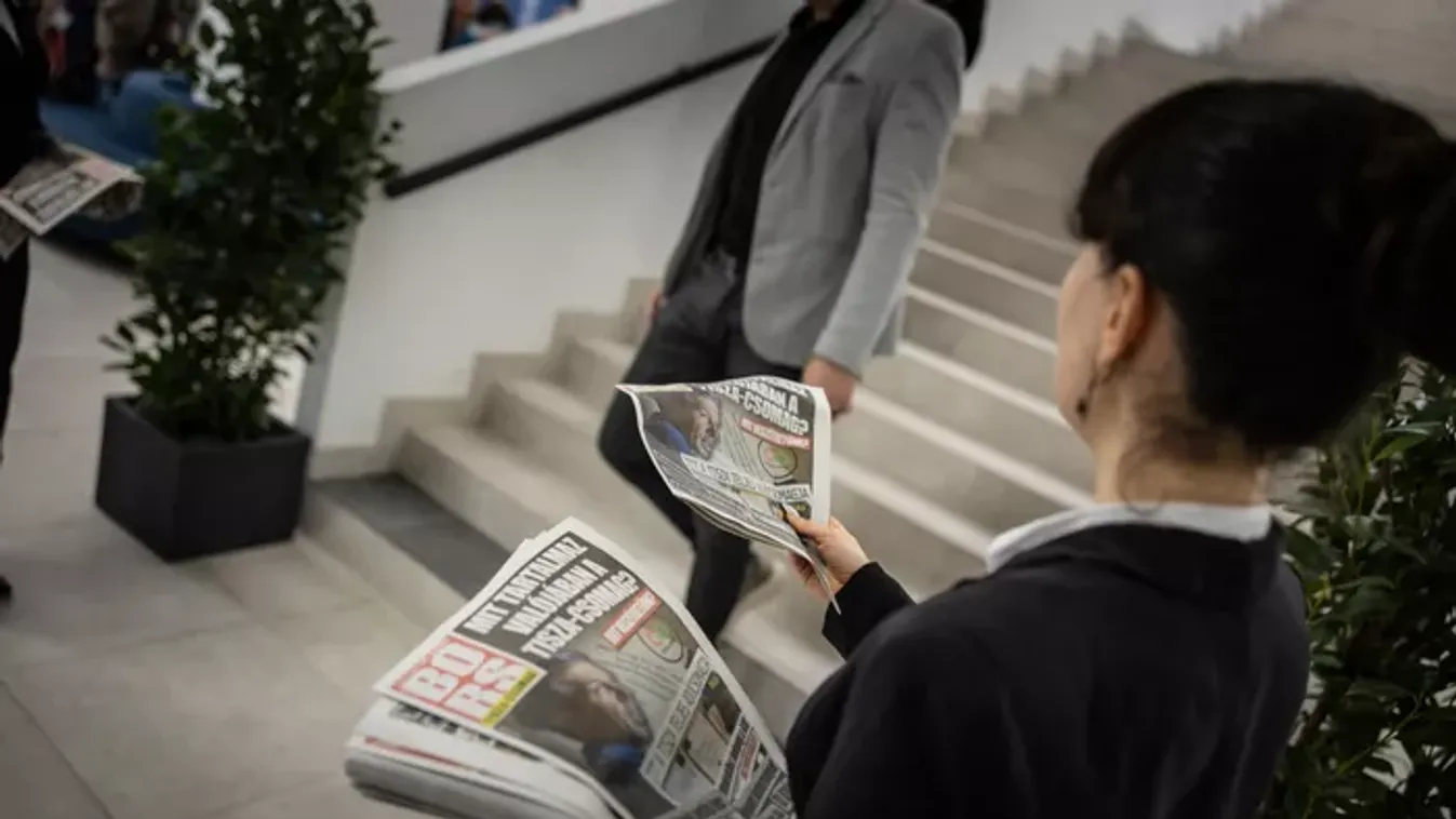 Kiállnak a sajtószabadság mellett! A Bors különszámát osztják a Háborúellenes Gyűlésen