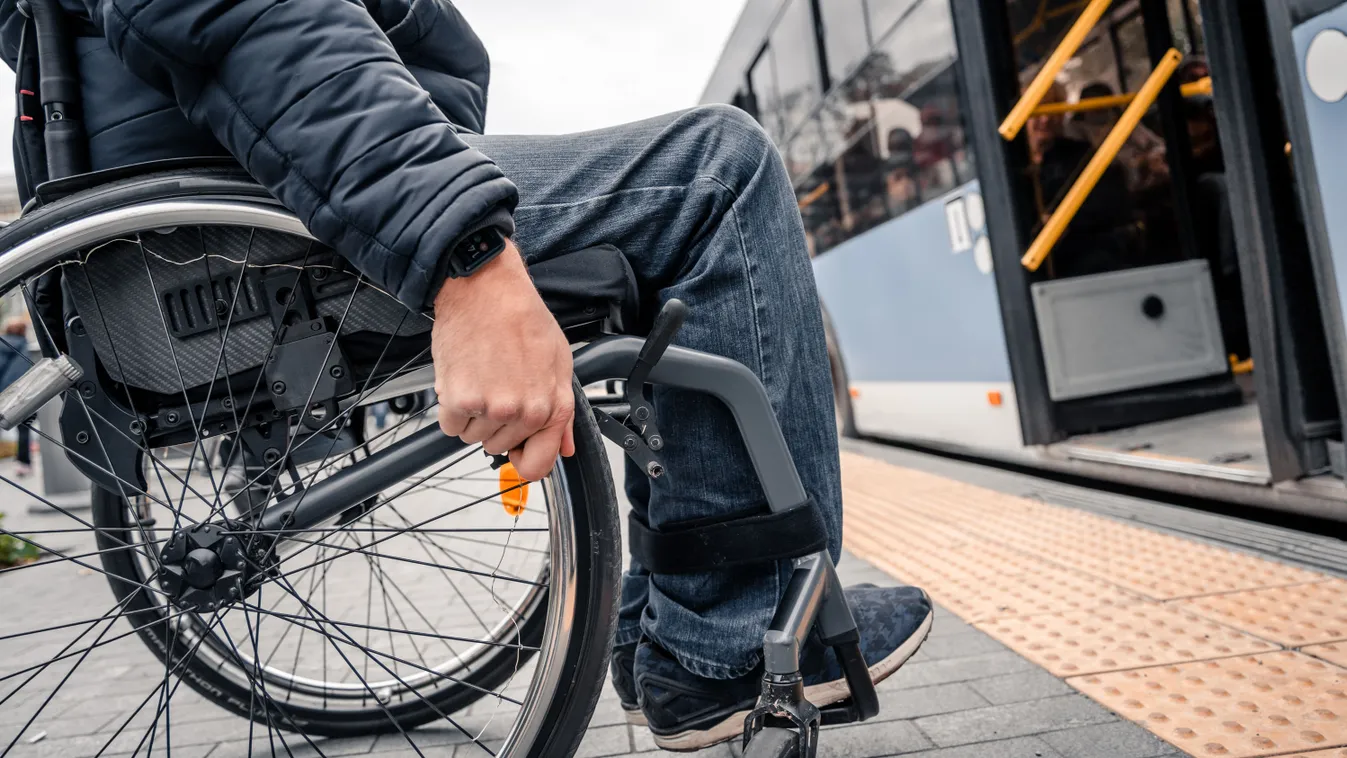 Akadálymentességet élvező kerekesszékes férfi egy buszra való felszálláskor