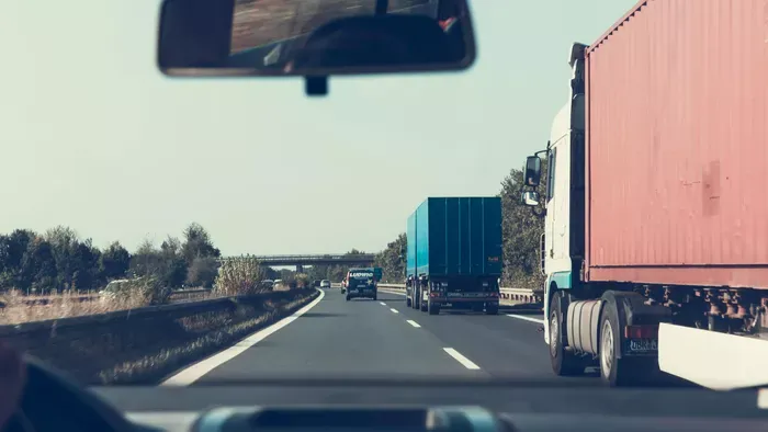 Szalagkorlátnak csapódott, árokba zuhant egy autó az M7-esen