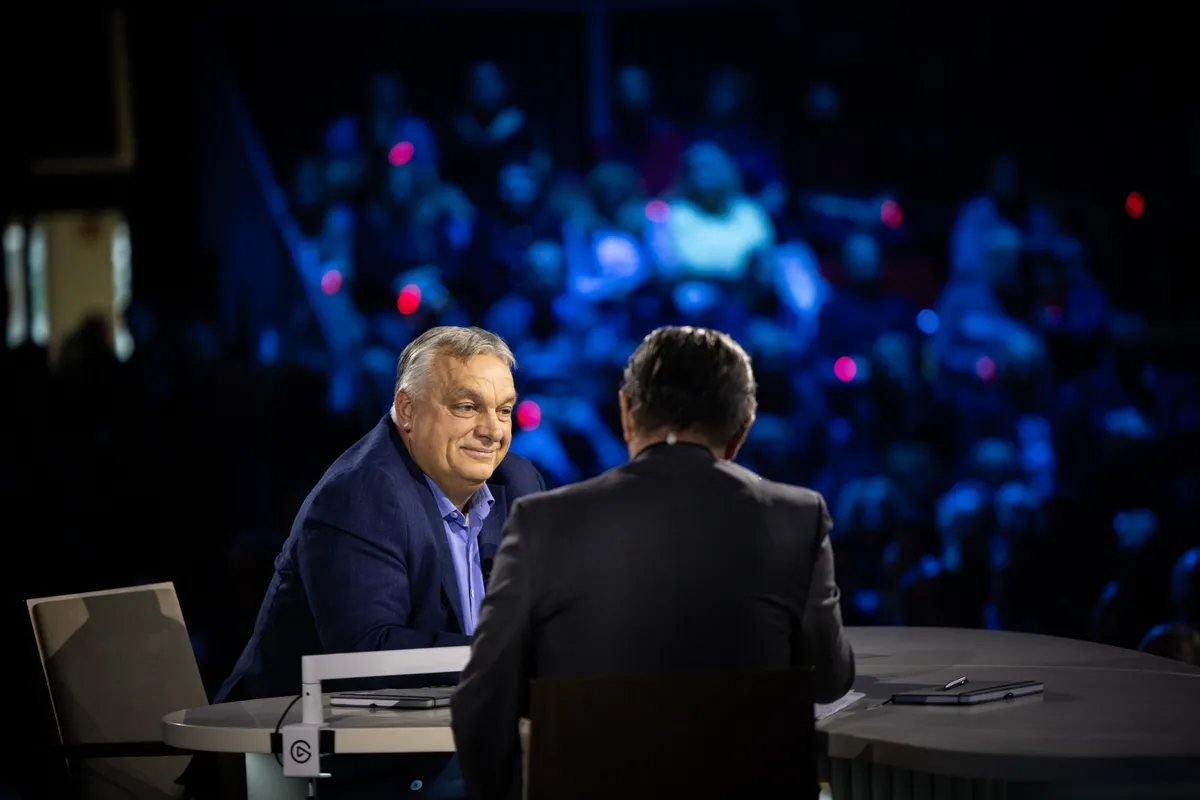 Orbán Viktor és Csiszár Jenő a Háborúellenes Gyűlésen.