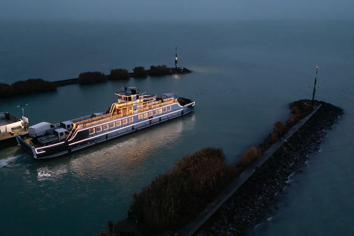 „Fénykomp” közlekedik a Balatonon