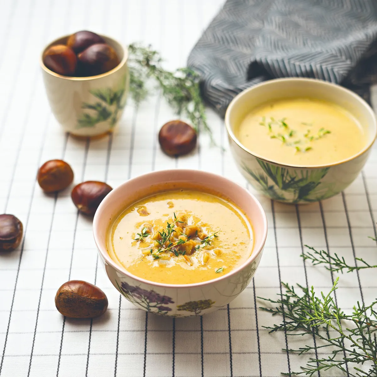 Egy nagy tál kakukkfüves gesztenyekrémleves szépen tálalva. Mely szintén az egyszerű karácsonyi menü része.