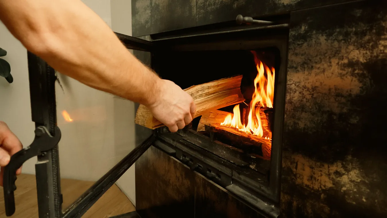 Tűzifa tárolása a fatüzelésű kályhával való fűtéshez.