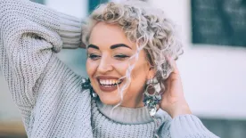 A természetes ősz haj ápolása lépésről lépésre: ragyogjanak végre azok az ezüstös tincsek