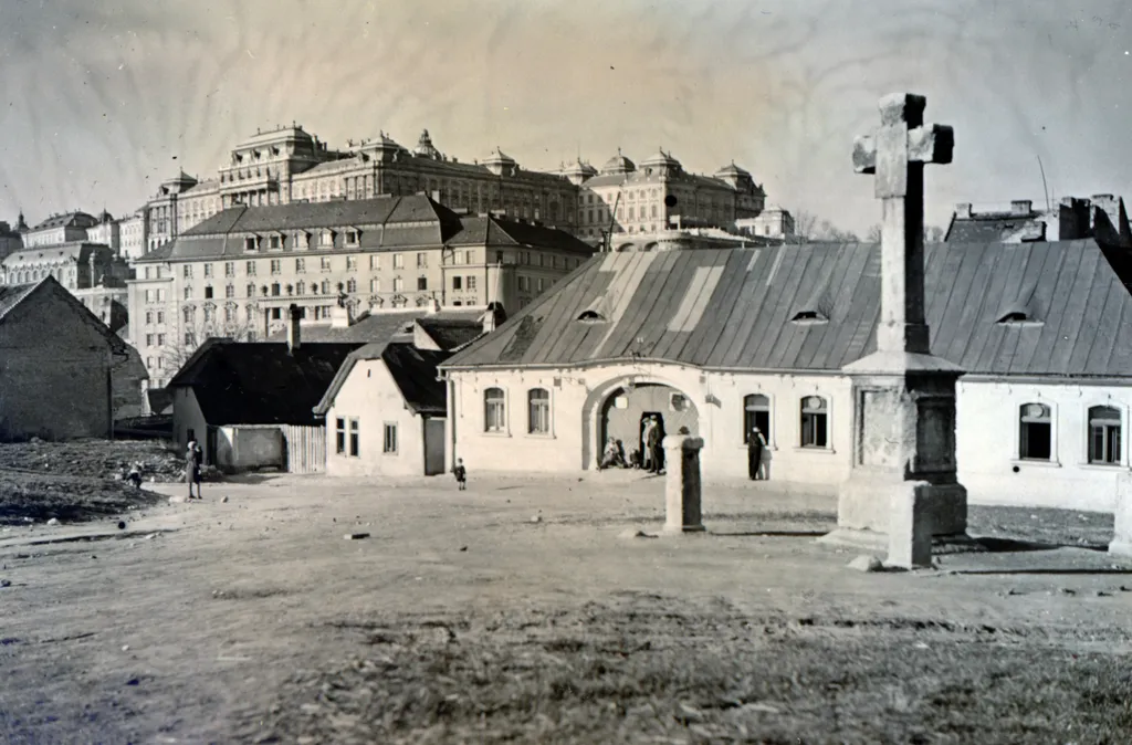 A Tabán 1928-ban: a központi Kereszt tér, szemben az Aranykacsa utca, mögötte a Bethlen-udvar, felette a Királyi Palota. 

Fortepan/Bor Dezső
