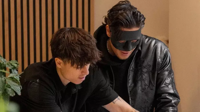 T. Danny maszkban jelent meg Kapás Bogiék új kávézójában