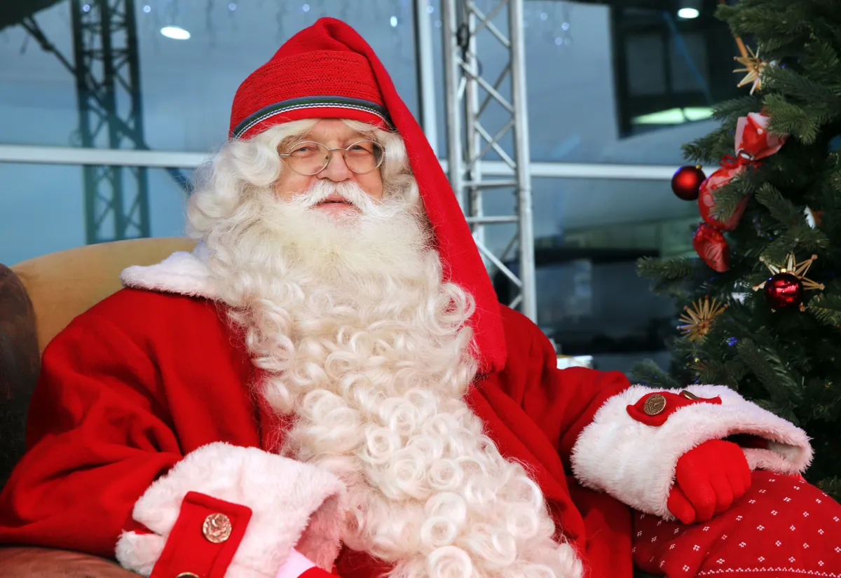 Joulupukki, az igazi finn Mikulás egy fotelben