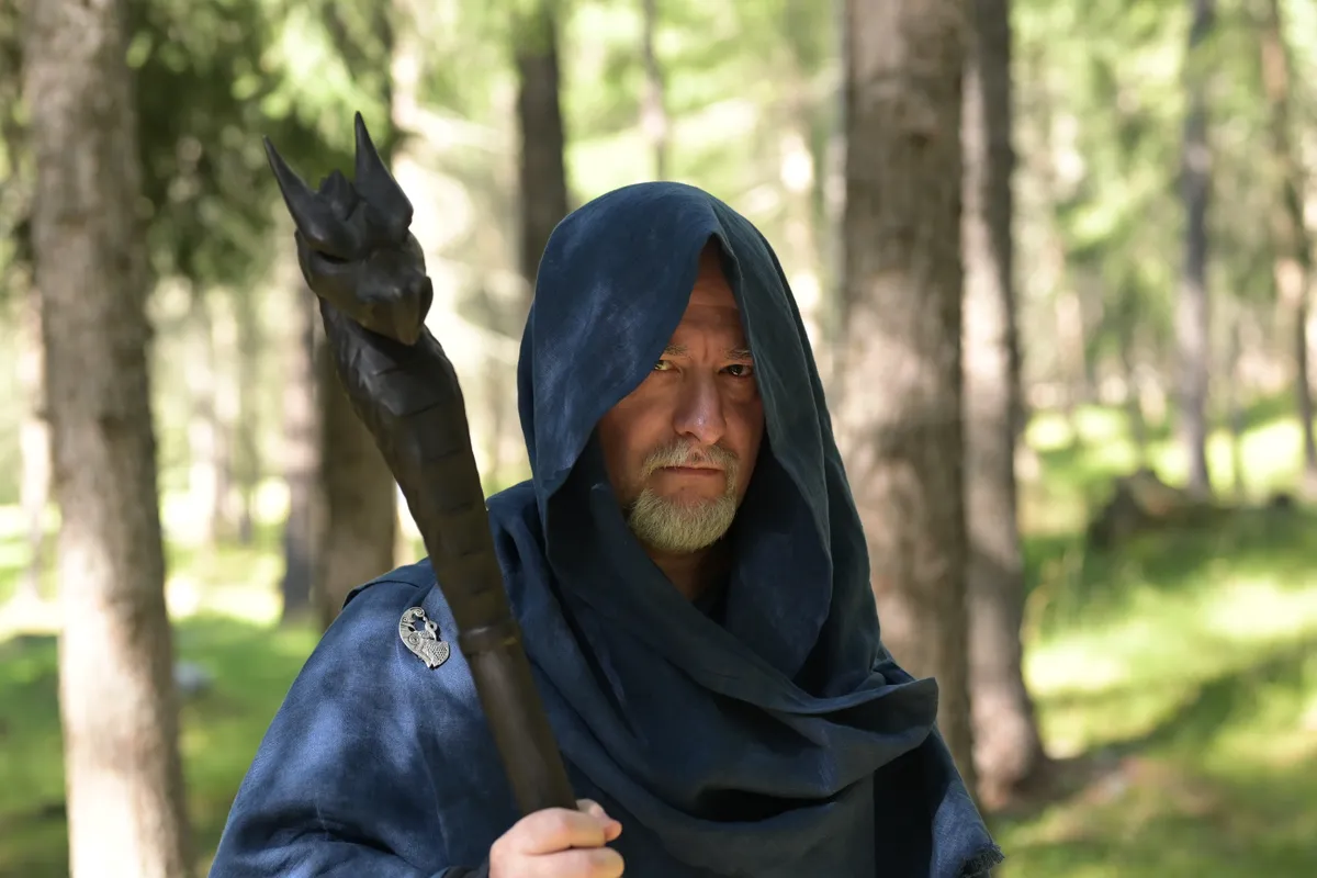 Merlin, a legendás varázsló egy erőben varázsbotjával.