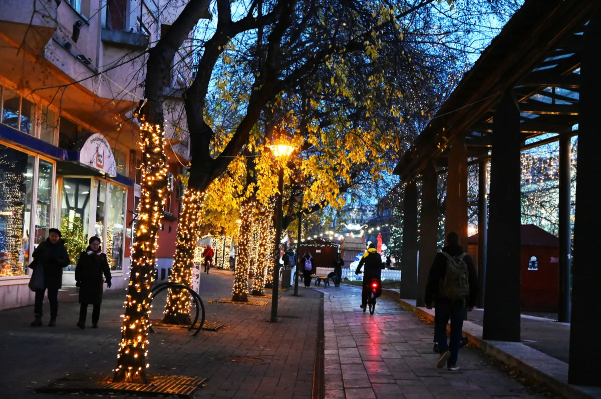 Szolnok belvárosa karácsonyi fényekkel