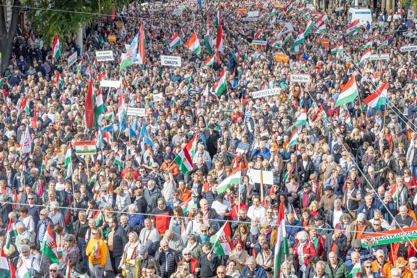 A Fidesz stabilan őrzi vezető helyét, lejtőn a Tisza Párt