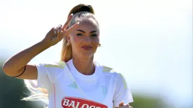 Karácsonykor is bikiniben szexizik a világ legvonzóbb focistanője