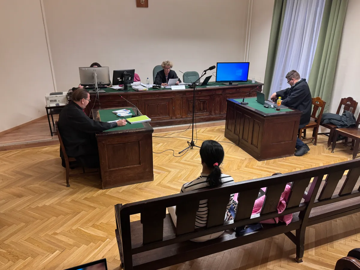 Leforrázta gyeremkét egy asszony, most a bíróságon felel.