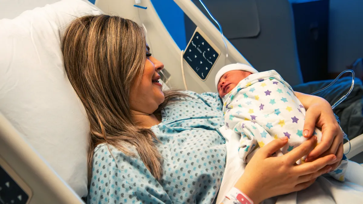 szülészet, újszülött, szülés, császármetszés, terhesség, baba