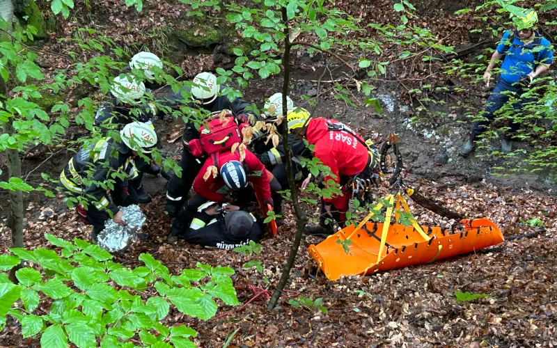 Munkában a hegyimentők a Börzsönyben.
