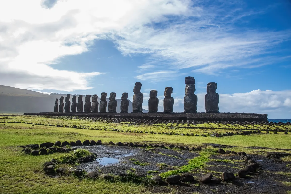 A Húsvét-sziget hatalmas kőszobrai a vidék fölé tornyosulnak.