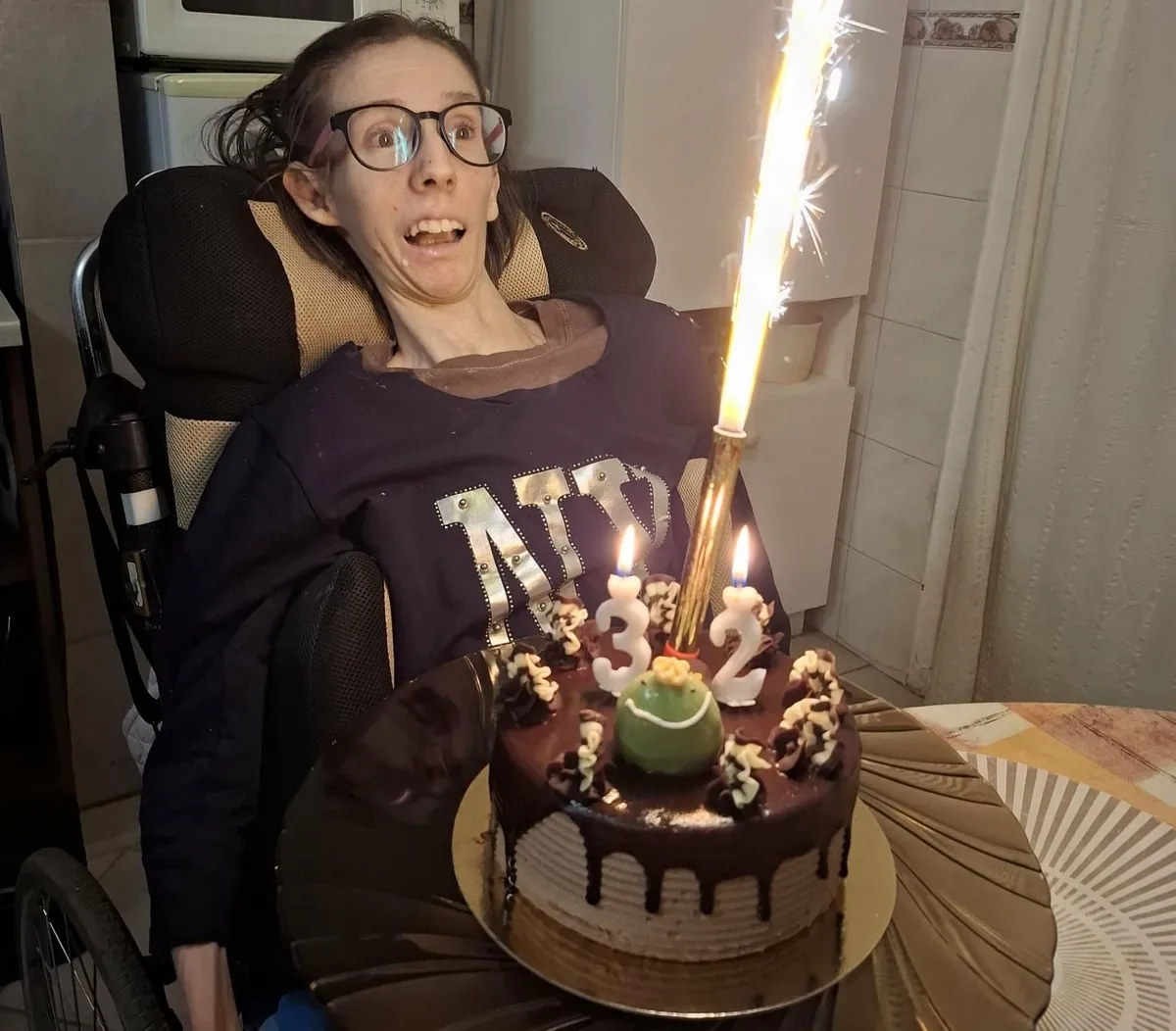 Tíciát 10 éves korában egy szörnyű baleset érte, azóta saját testébe zárva él. November 21-én 32. születésnapját ünnepelte