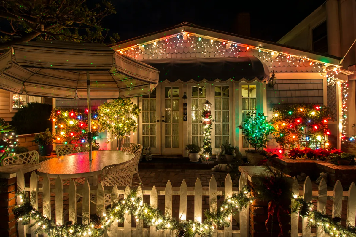 Fényárban úszik az otthonod az ünnepek alatt? A karácsonyi díszkivilágítás miatt börtönbe is kerülhetsz!