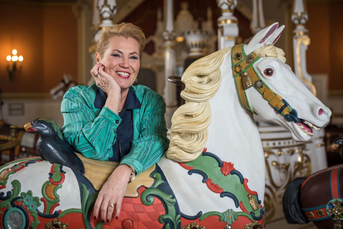 Bay Éva karácsonyi díszlet között.