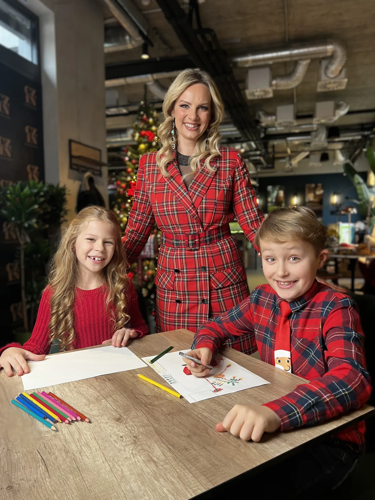 Komonyi Zsuzsi teljes szívével teremt meghitt karácsonyi hangulatot gyermekeinek. 