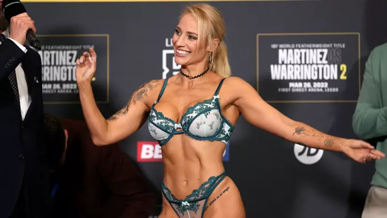 Lángra gyújt a szőke bombázó teste: újra hódít a kebelcsoda matektanárnő