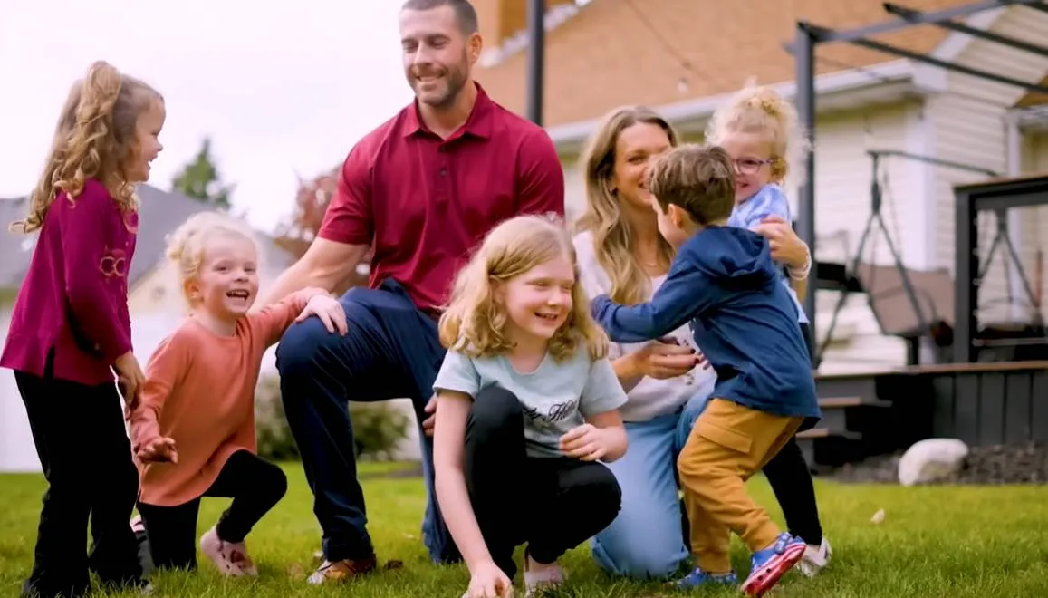 Brittany, Justin, nagylányuk, Savannah, valamint a négyes ikrek 