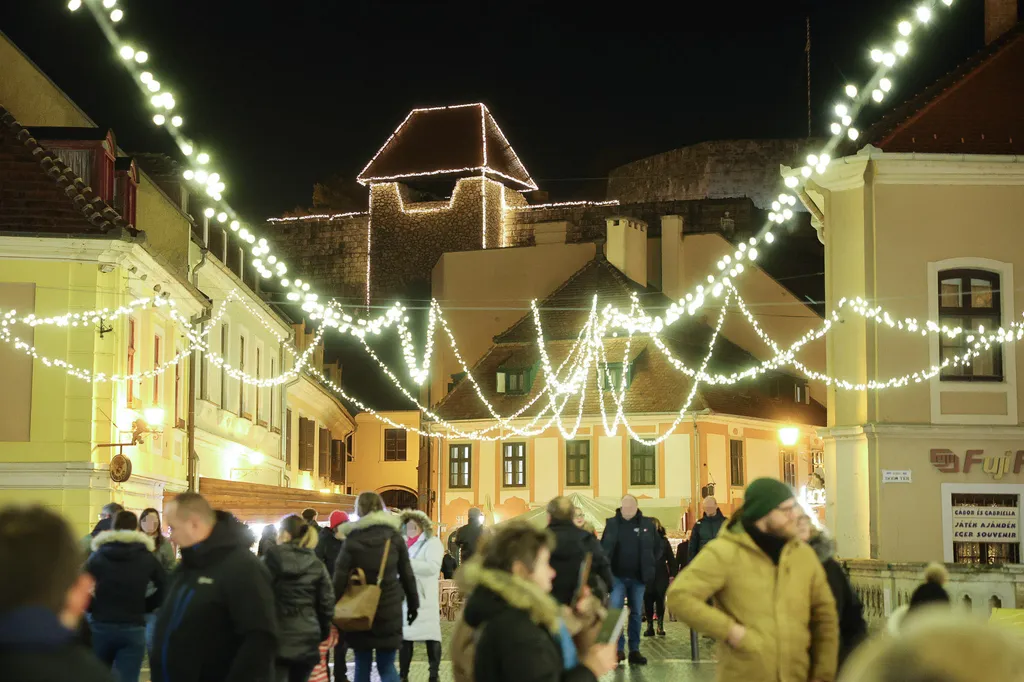 20251128 Eger 
Advent 
Felkapcsolták Eger karácsonyi fényeit kora este a Dobó téren, ahol már jókora tömeg várta az Eger Advent kezdetét. 

Fotó: Huszár Márk  HM
Heves Megyei Hírlap  HMH 