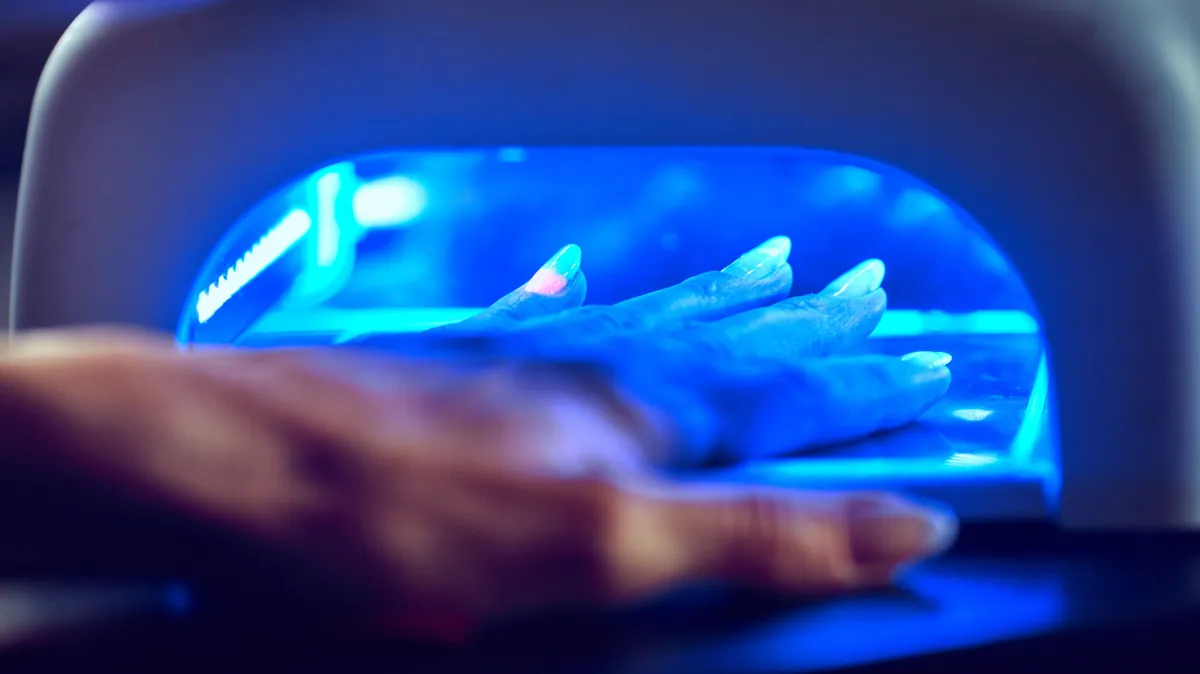 Géllakk fixálása UV-lámpával