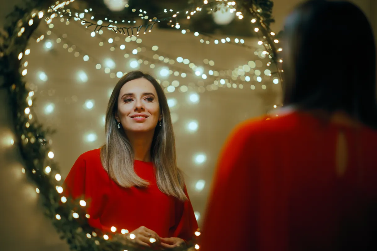 Ünnepi megjelenésű nő a tükör előtt