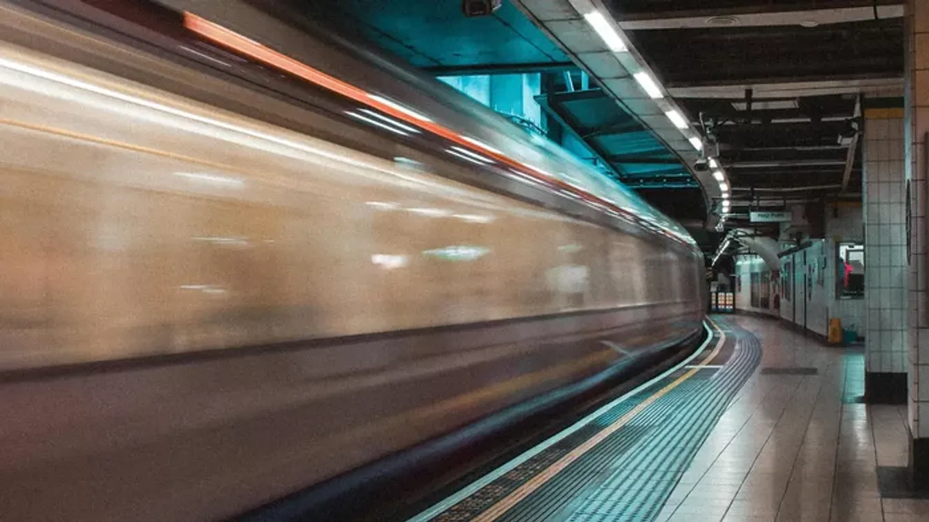 Pánik a metróállomáson: egy nő lépett a sínekre, nem tudták megmenteni