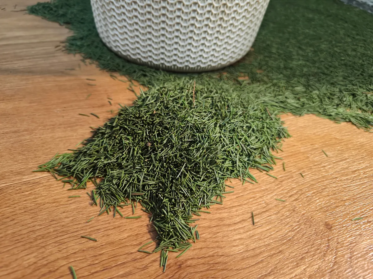 karácsonyfa lehullott tűlevelei a padlón.