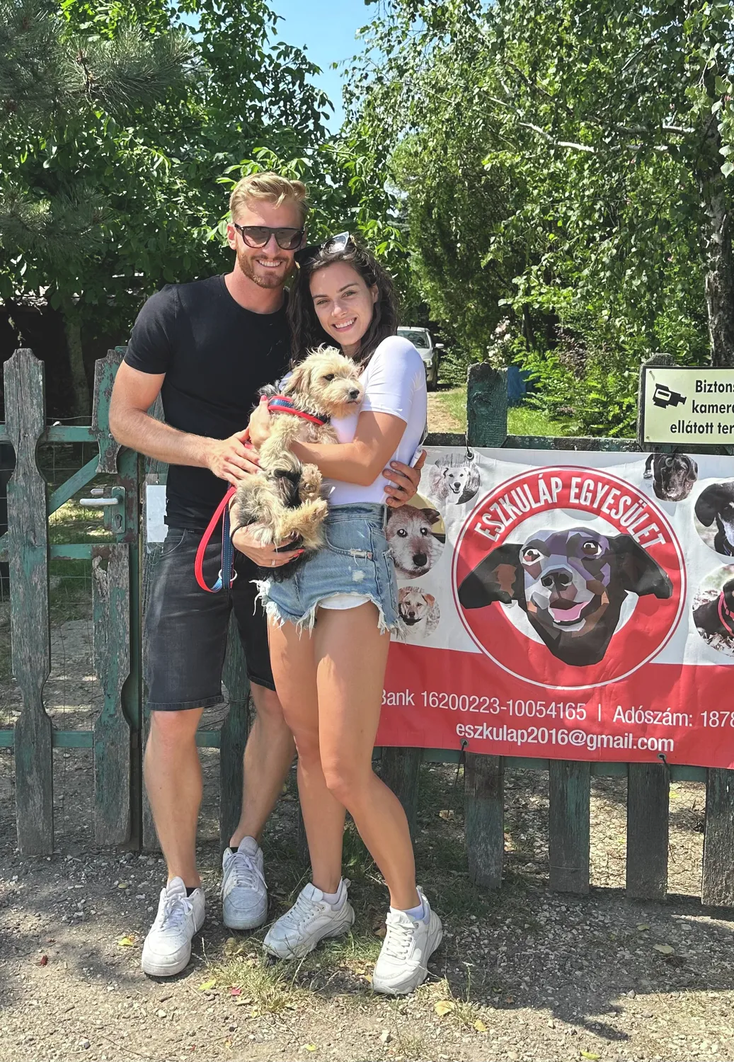 Az Exatlon műsorvezetője, Gelencsér Timi párjával kutyamenhelyeket támogat. 