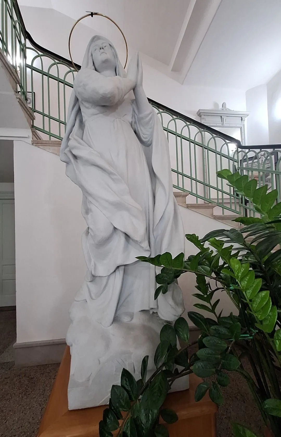 Szűz Mária-szobor az opatijai Villa Angiolinában.