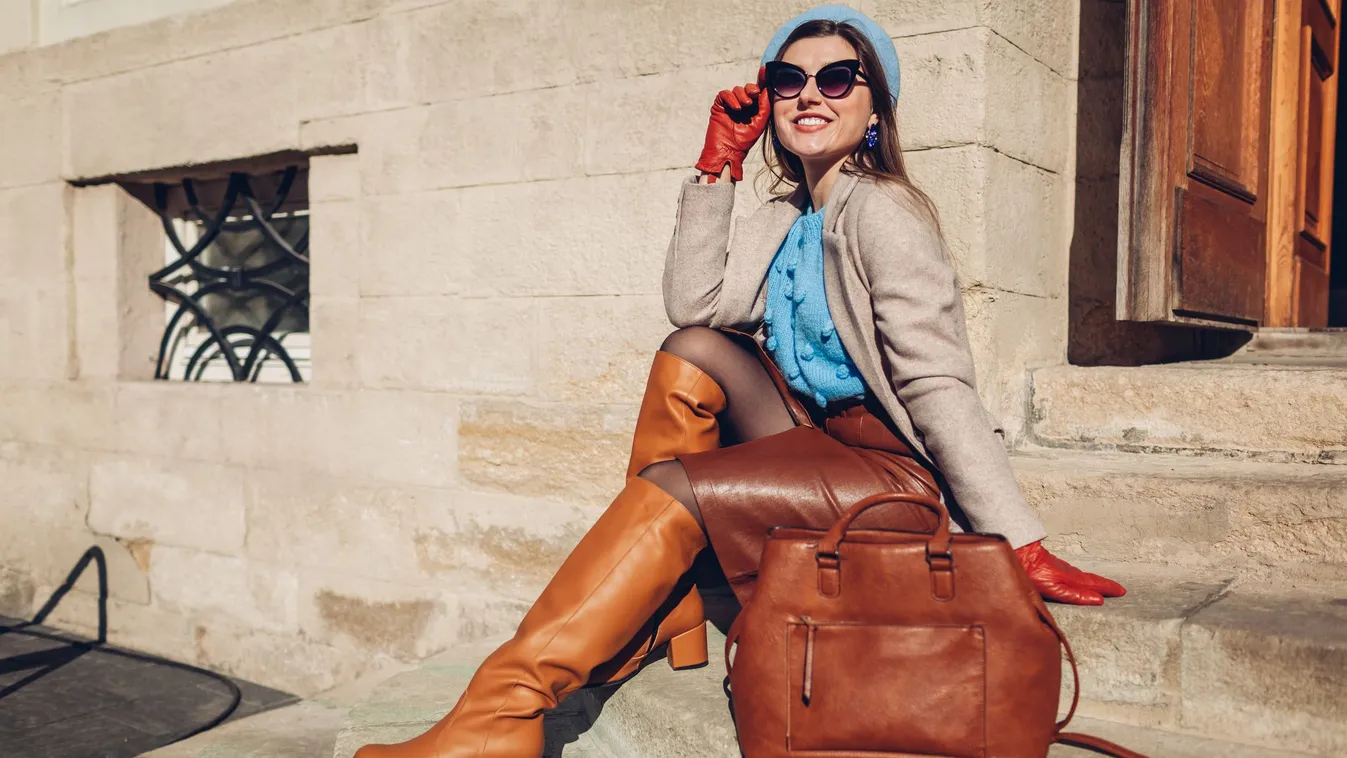 Bőr miniszoknya és divatos szett egy stílusos fiatal nőn.
