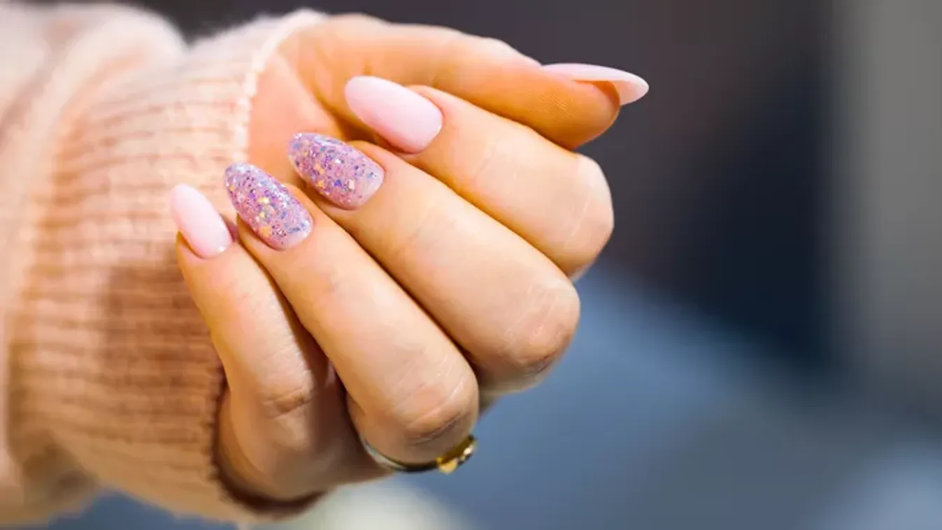Fedezd fel a 2025-ös szilveszteri körömtrendeket: ezekkel a divatos manikűrökkel köszöntsd az új évet