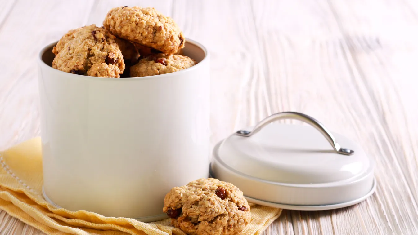 Sütemények tárolása egy fedeles tárolóedényben