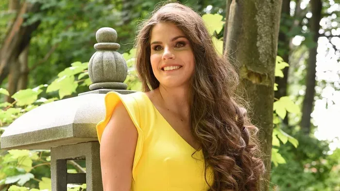 Lovon vágtat át az újévbe a vak énekenő, Agárdi Szilvi