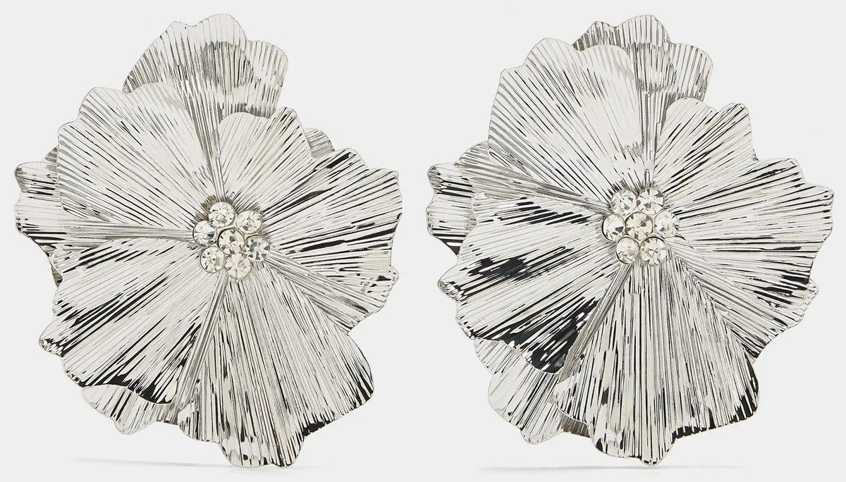 Karácsonyi divat: XL méretű ezüst fülbevaló.