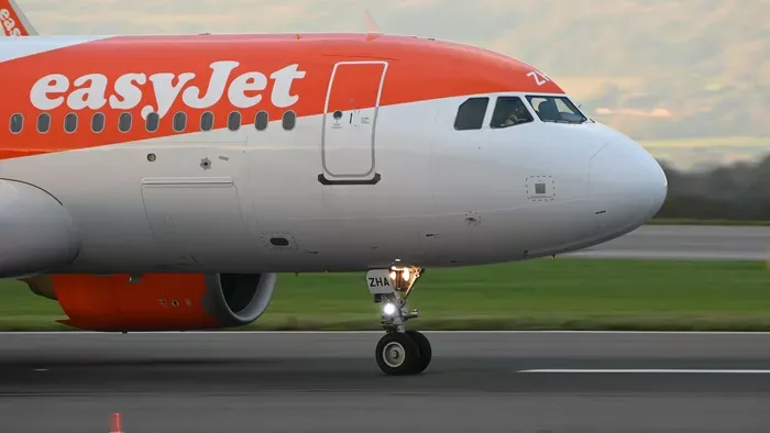 Kitört a botrány: elhunyt nőt vihettek fel egy EasyJet gépre