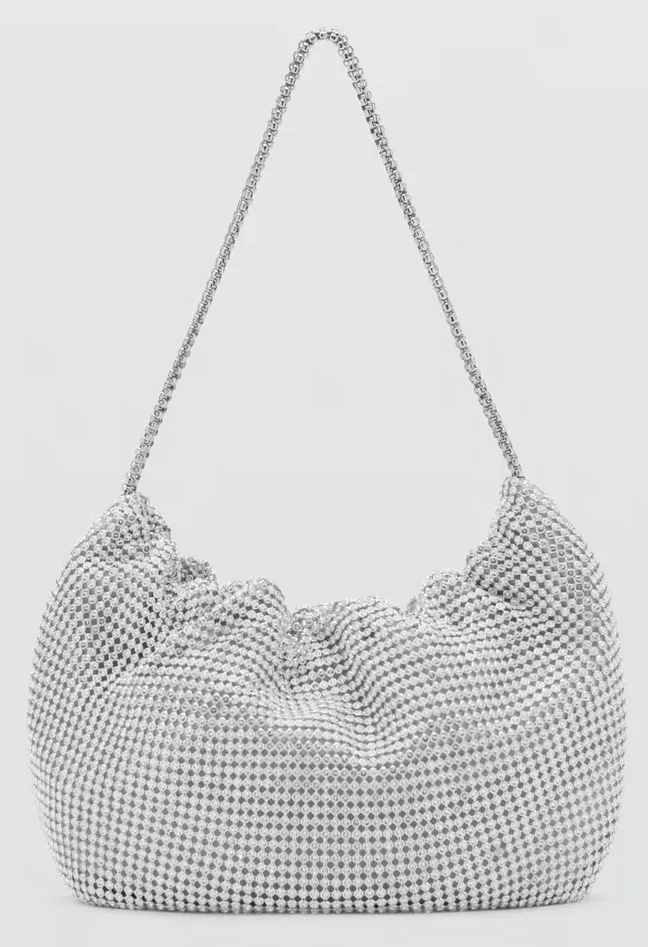 Karácsonyi divat: ezüst láncos táska.