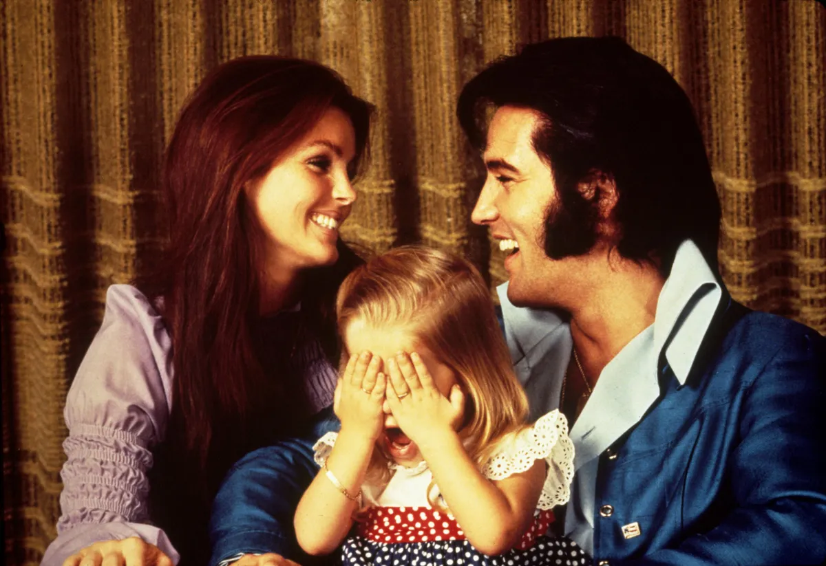 Elvis Presley és felesége Priscilla Presley, lányukkal Lisa Marie Presley-vel.