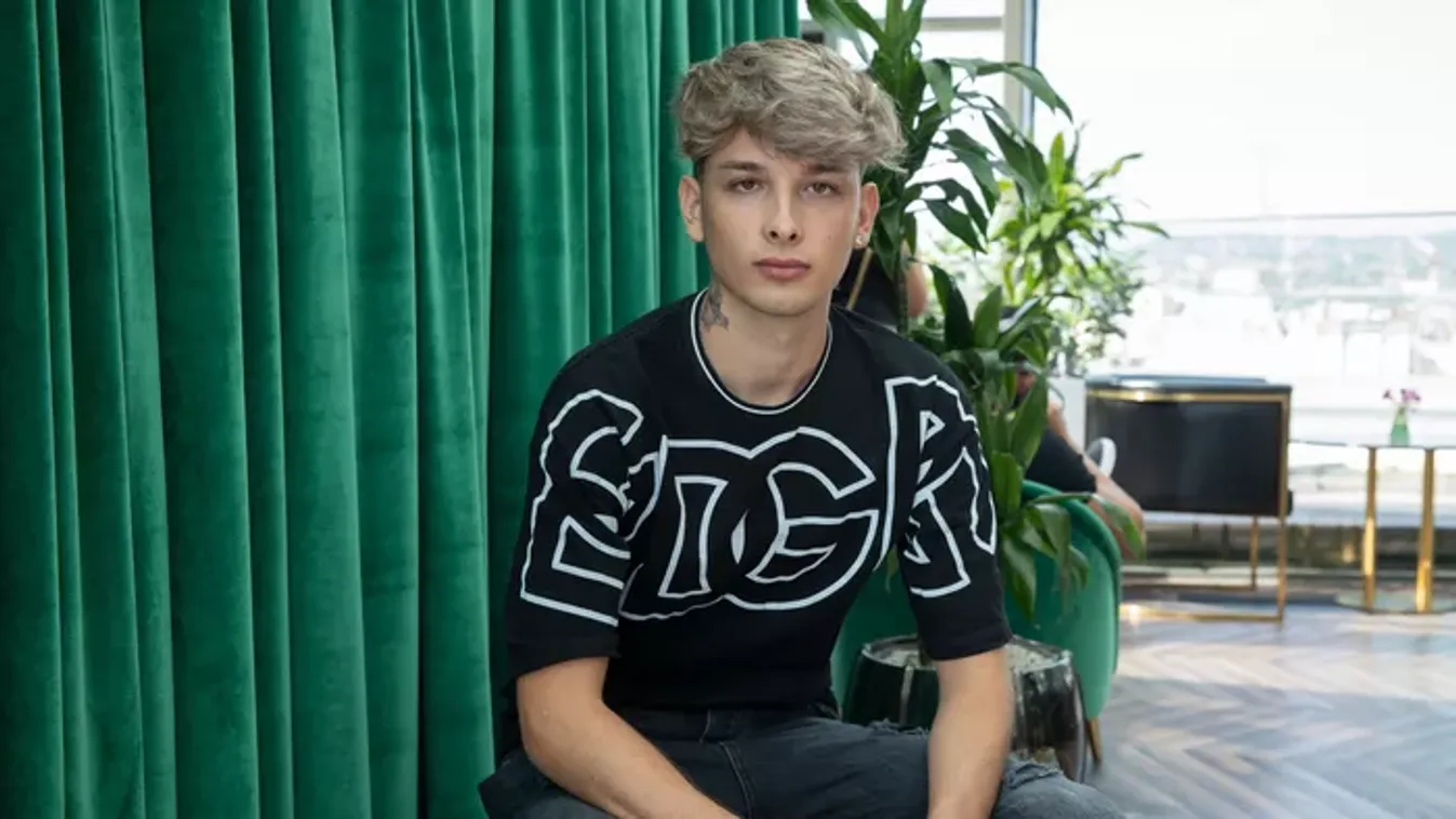 Szerelmes a Kőgazdag fiatalok sztárja: ez a bombázó csábította el – fotó