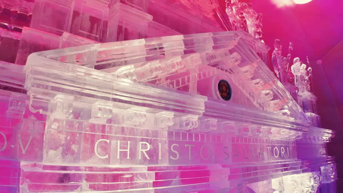 A Tátrai jégtemplom lenyűgöző homlokzata.